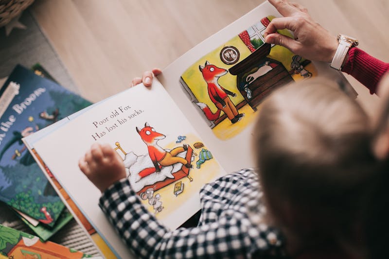 Niño leyendo un libro con interés