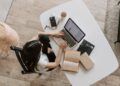 Persona emprendiendo un negocio desde casa