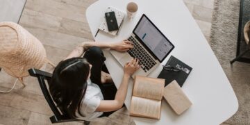 Persona emprendiendo un negocio desde casa