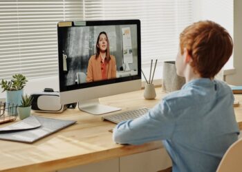 Familia usando herramientas digitales para aprender en casa