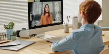 Familia usando herramientas digitales para aprender en casa