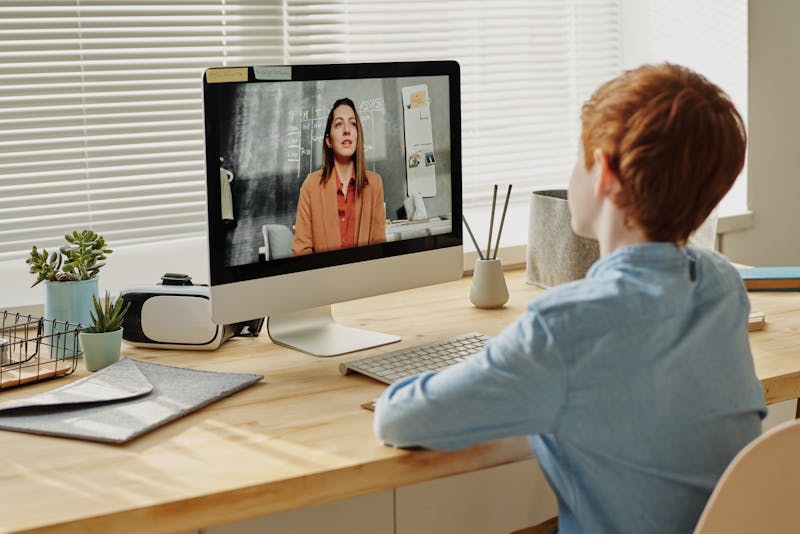 Familia usando herramientas digitales para aprender en casa