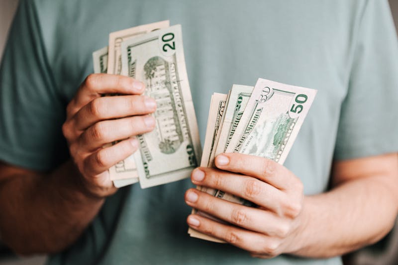 Familia planificando ahorro y presupuesto doméstico