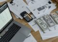 Joven aprendiendo conceptos de educación financiera