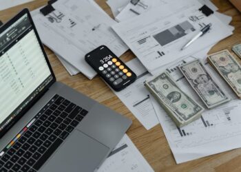 Joven aprendiendo conceptos de educación financiera