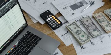 Joven aprendiendo conceptos de educación financiera