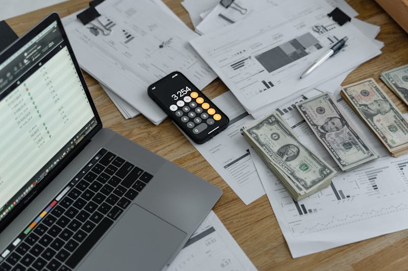 Joven aprendiendo conceptos de educación financiera