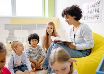 Niños aprendiendo con métodos innovadores en el aula
