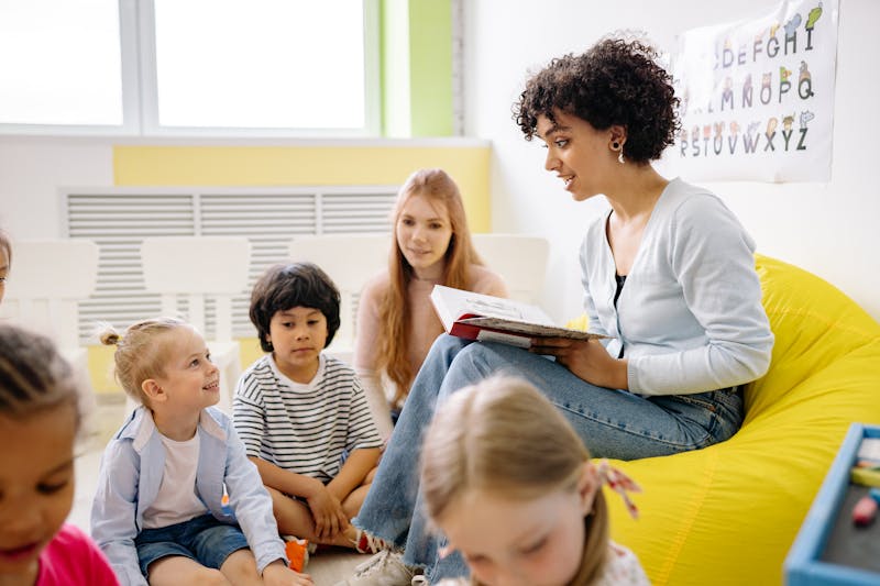 Niños aprendiendo con métodos innovadores en el aula