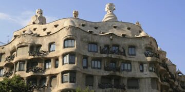 ¿Cuándo vale la pena delegar la gestión de tu edificio turístico en Barcelona?